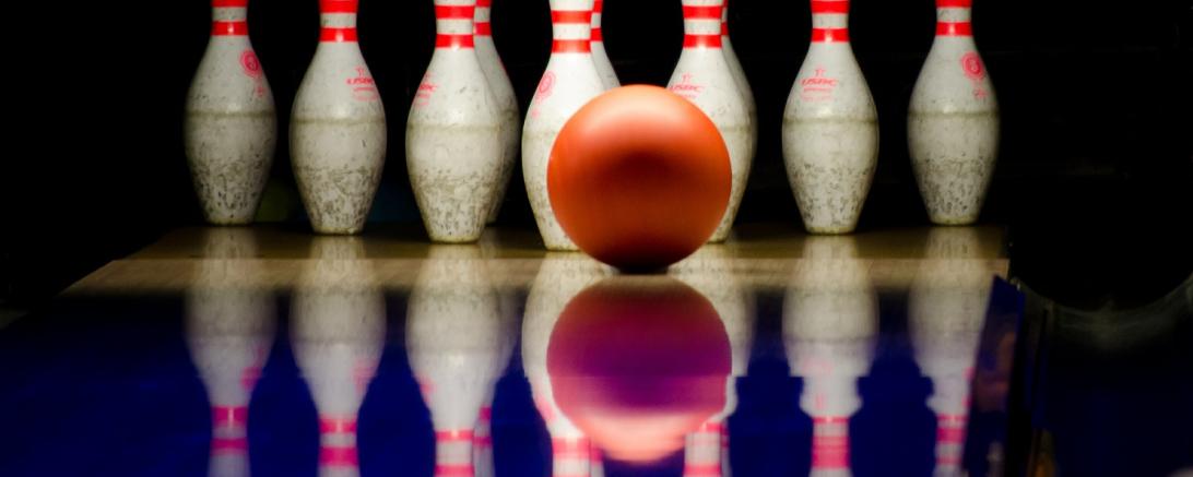 Ball rollt auf Kegel zu 