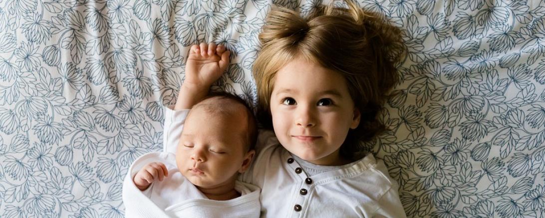 Das Bild zeigt zwei Kleinkinder. 