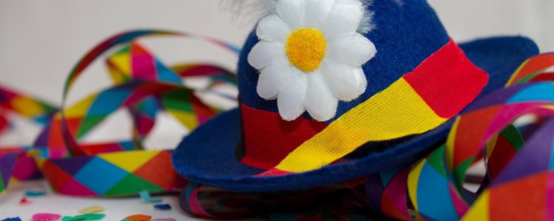 Das Bild zeigt einen Hut und Konfetti Schlangen. 