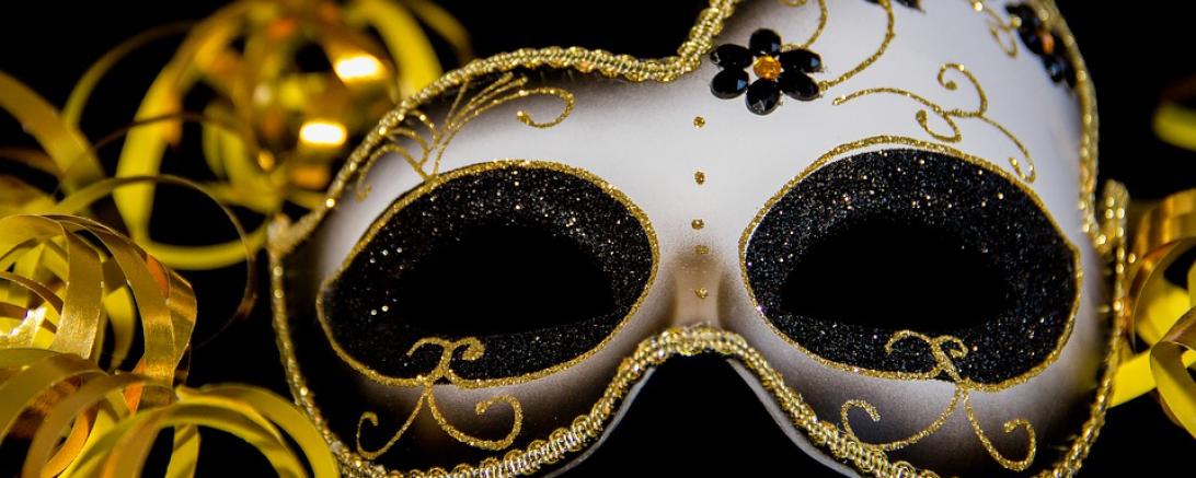 Das Bild zeigt eine Karnevall Maske.