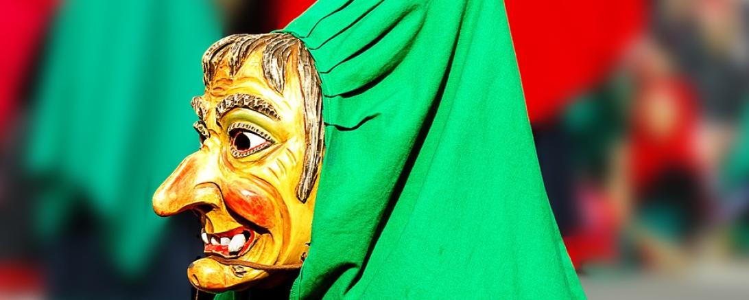 Das Bild zeigt eine Hexe auf einem Faschingsumzug. 