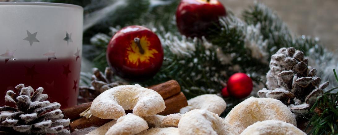 Zu sehen ist Glühwein, Plätzchen und Weihnachtsdeko