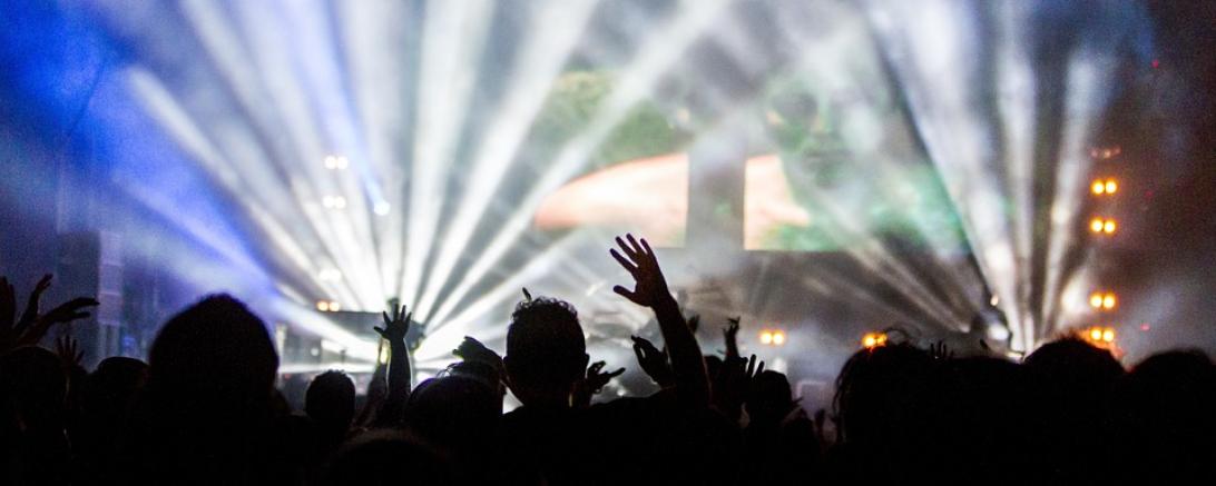 Das Bild zeigt eine Party. 