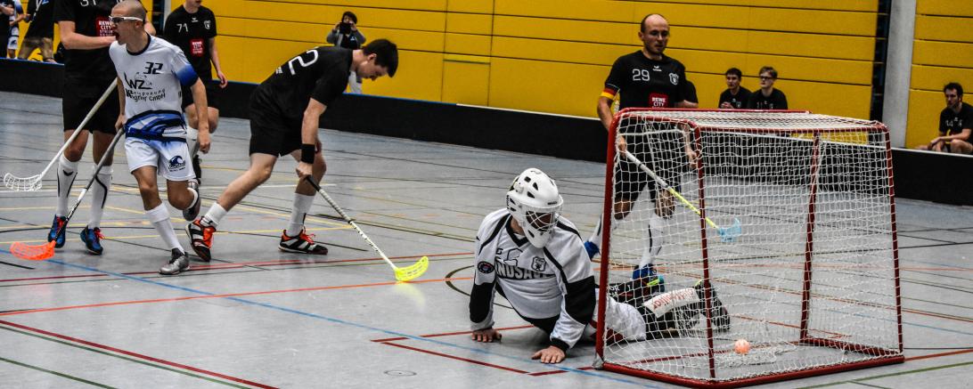 Das Bild zeigt Floorballspieler während des Spiels. 