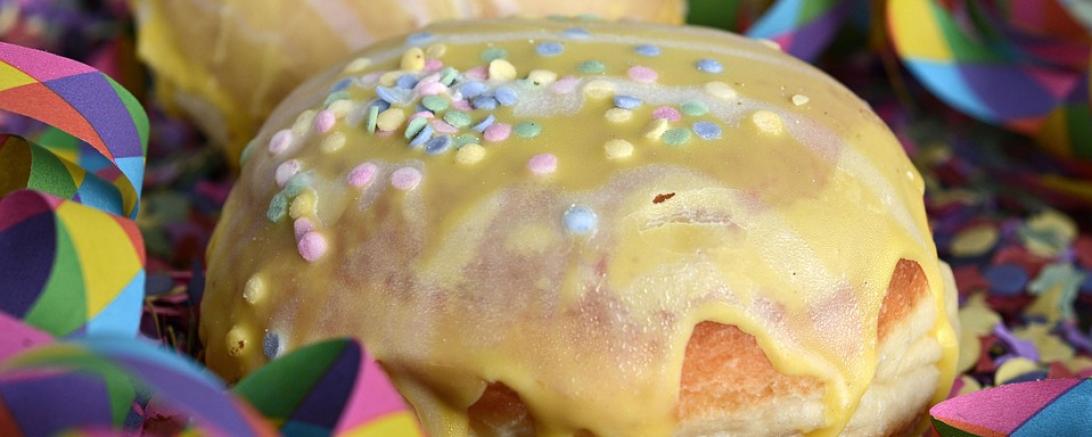 Das Bild zeigt einen Faschingskrapfen. 