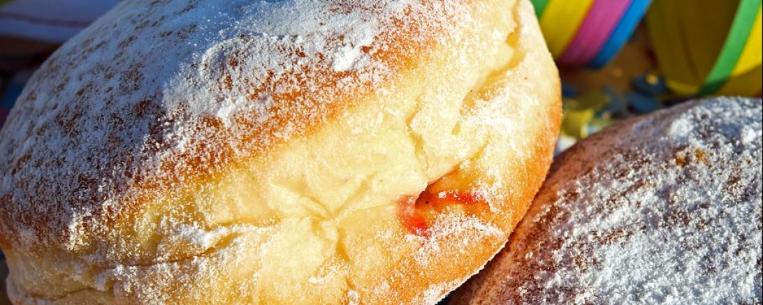 Das Bild zeigt einen Faschingskrapfen. 