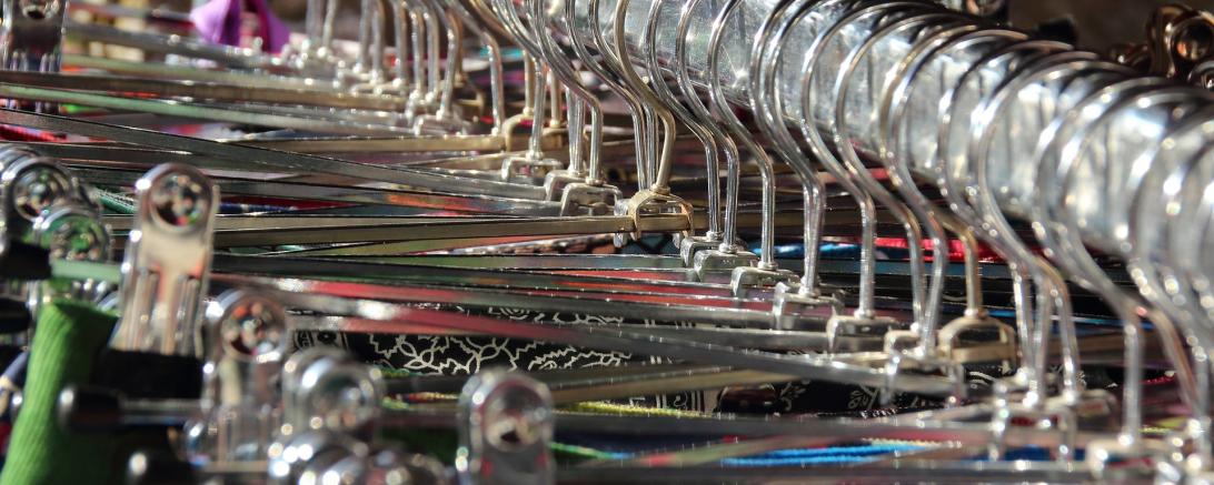 aufgehangene Alte Klamotten 