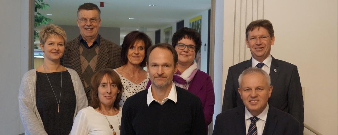 Auf diesem Bild sieht man die Dienstjubilare des Landratsamt Donau-Ries bei einer Ehrung vom Landrat Stefan Rößle.