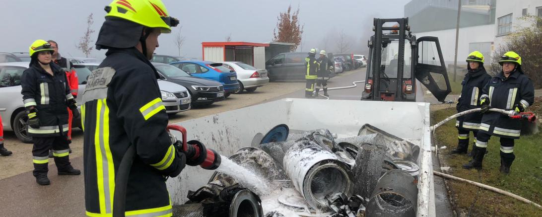 Auf dem Bild zu sehen ist ein Feuerwehrmann der löscht. 