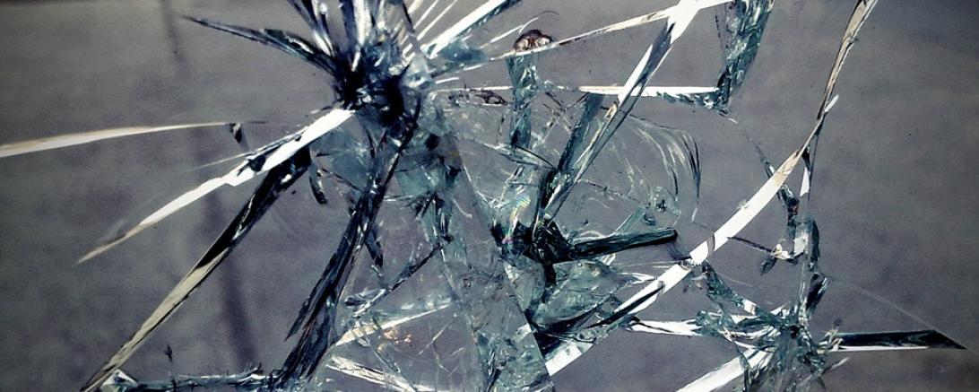 Das Bild zeigt eine zertrümmerte Scheibe. 