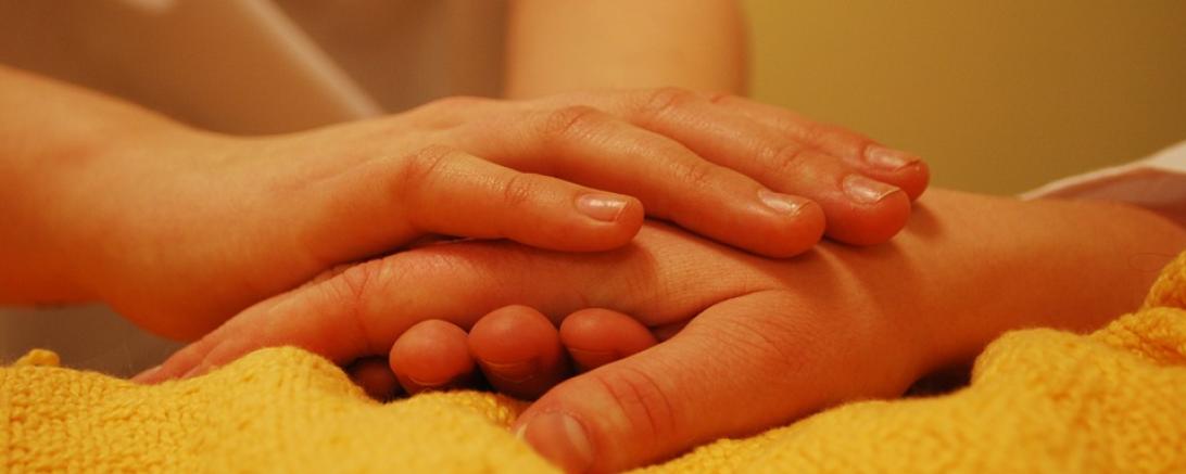 Das Bild zeigt zwei Hände aufeinander
