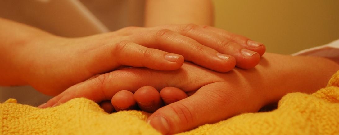 Das Bild zeigt zwei Hände aufeinander. 