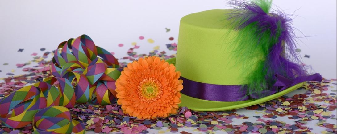 Das Bild zeigt Konfetti und einen grünen Hut. 