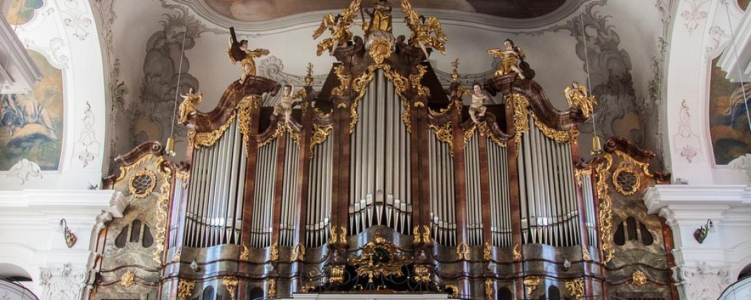 Das Bild zeigt eine Orgel in einer Kirche. 