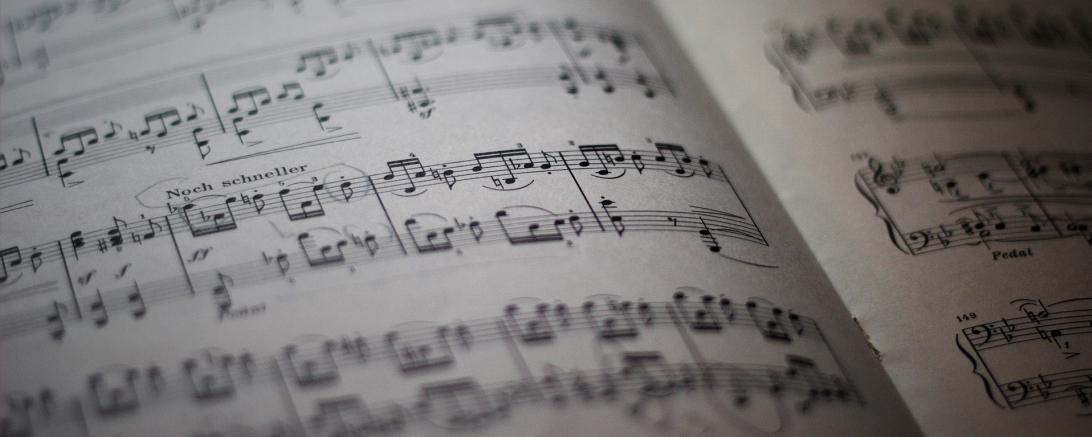 Auf dem Bild sind Musiknoten zu sehen in einem Buch