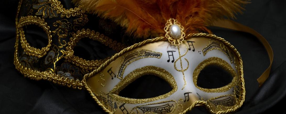 Das Bild zeigt zwei Karnevall Masken. 