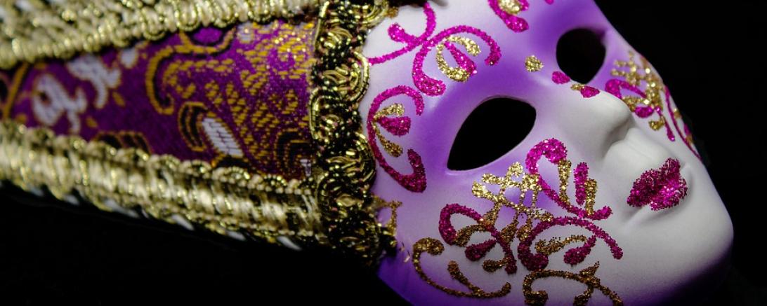 Das Bild zeigt eine Karneval Maske. 