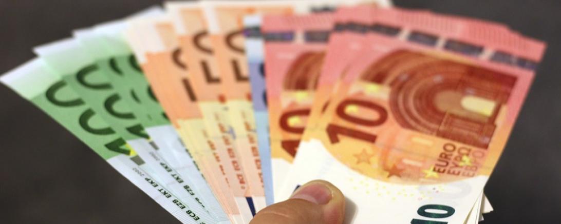 Das Bild zeigt Geldscheine. 