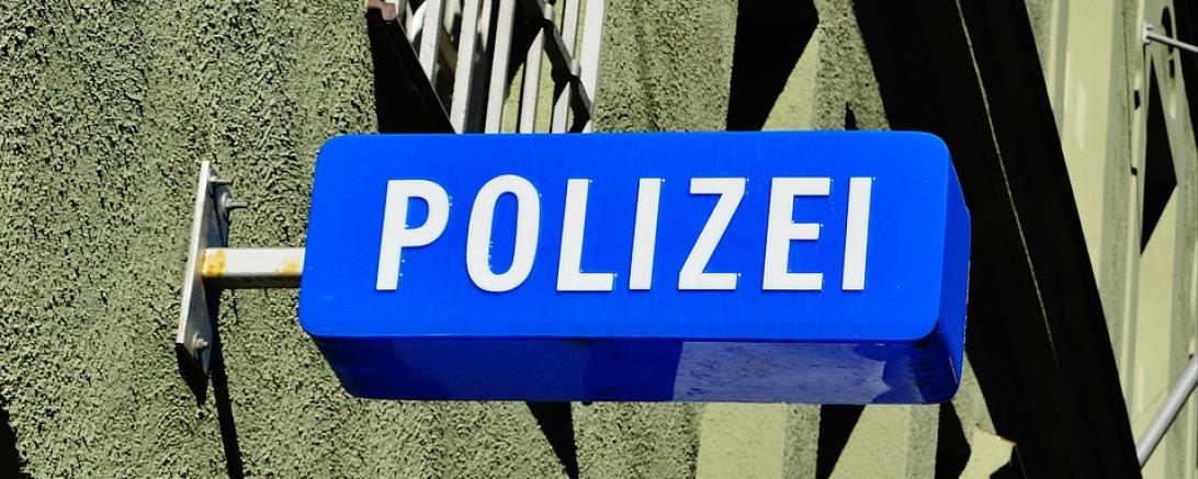 Das Bild zeigt ein Schild von der Polizei. 