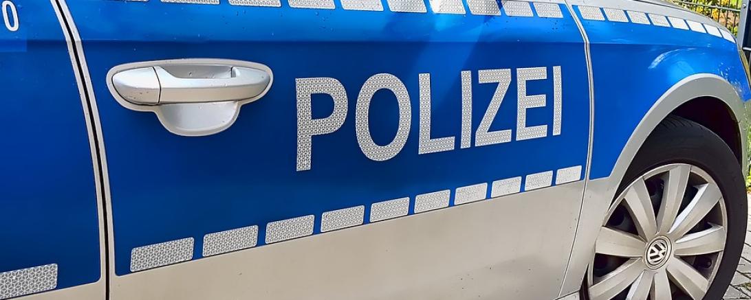 Das Bild zeigt einen Polizeiwagen. 