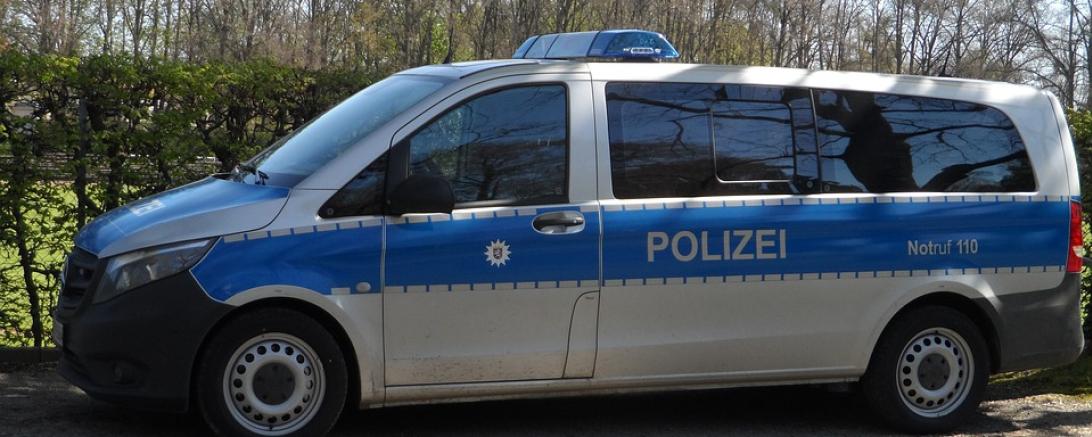 Das Bild zeigt einen Polizeiwagen. 