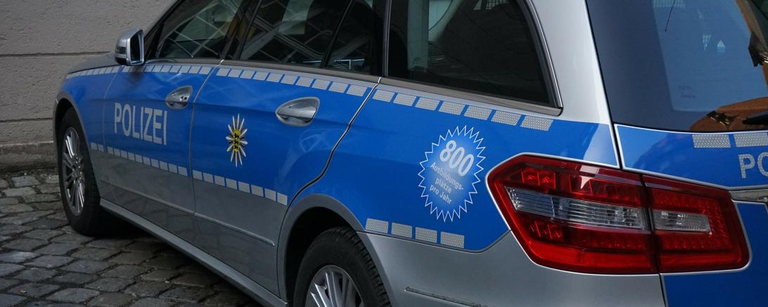 Auf dem Bild ist ein Polizeiauto zu sehen. 