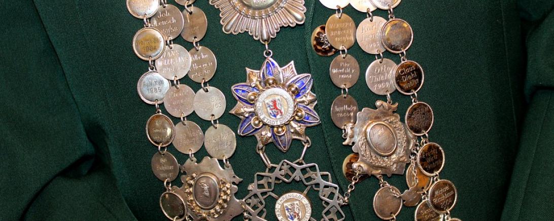 Das Bild zeigt die Medaillen von Schützen. 