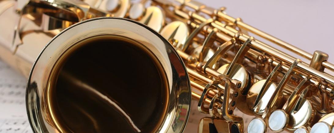Das Bild zeigt ein Saxophone 