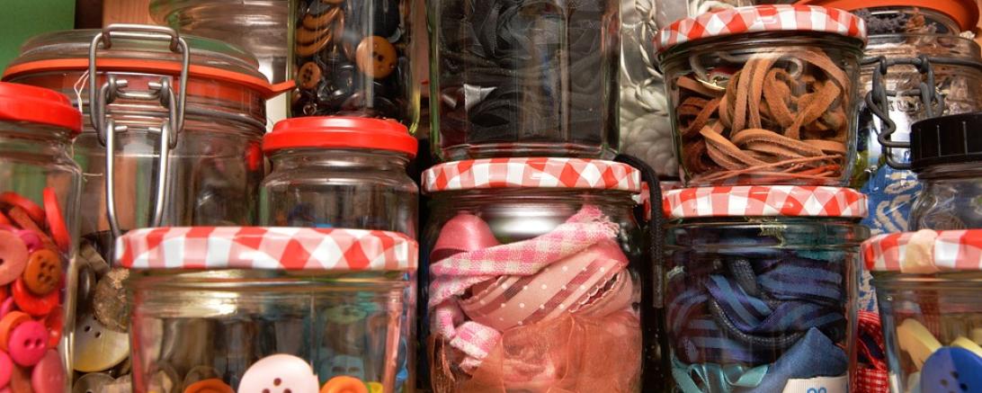 Das Bild zeigt Bastel Zubehör. 