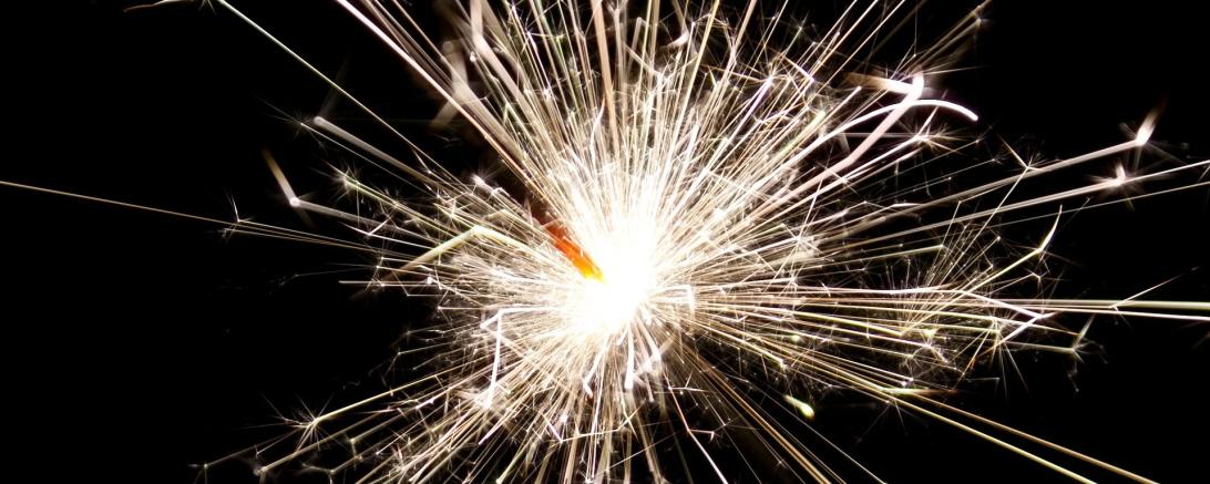 Angezündete Wunderkerze zum Neujahr