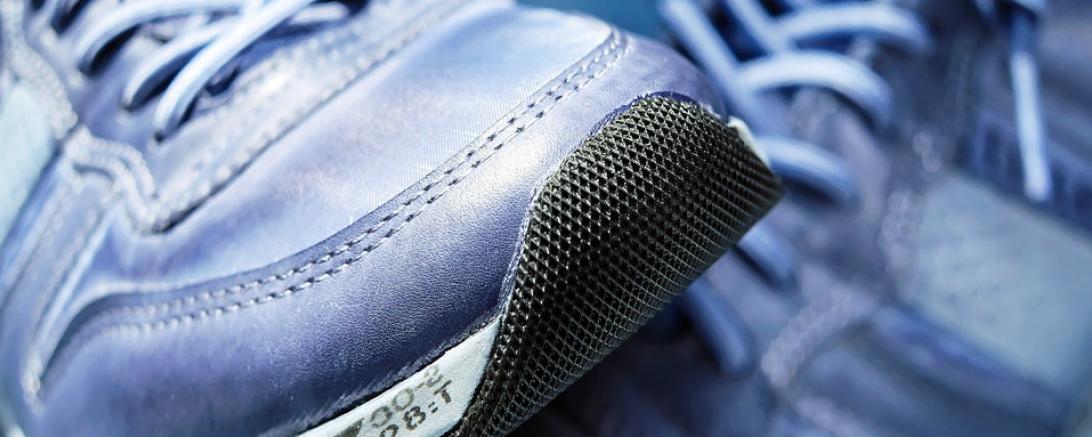 Das Bild zeigt Turnschuhe. 