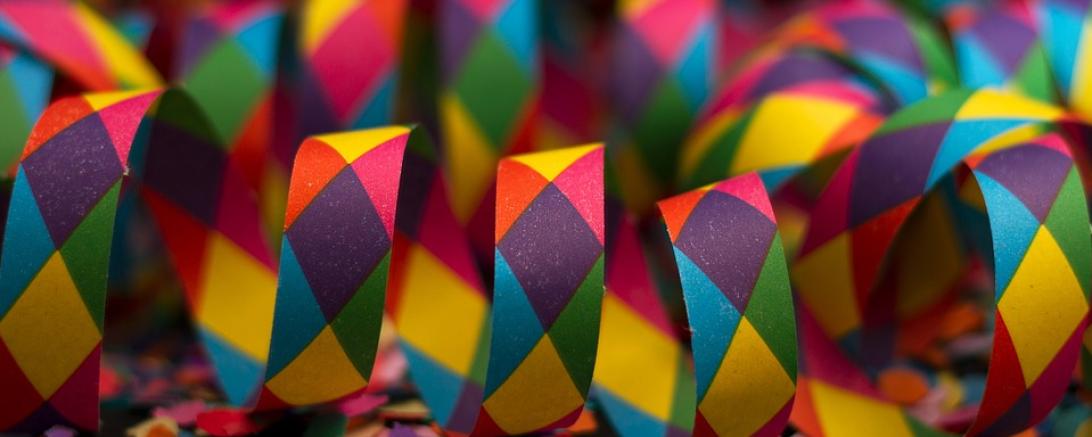 Das Bild zeigt Konfetti-Schlagen an Fasching. 