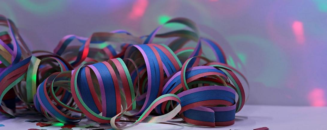 Das Bild zeigt Konfetti Schlangen. 