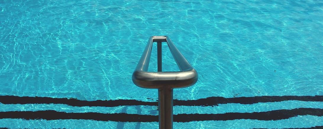 Das Bild zeigt ein Schwimmbad. 