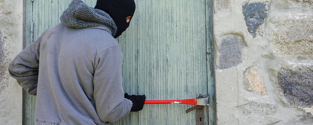 Das Bild zeigt einen Einbrecher. 