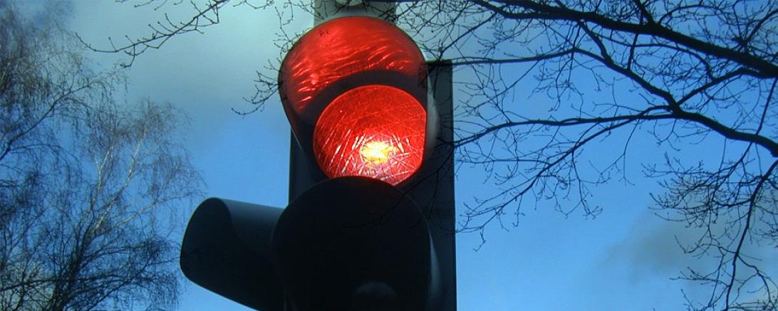 Das Bild zeigt eine rote Ampel. 