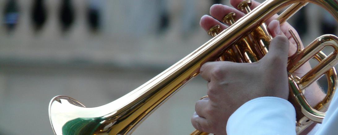Mann spielt Trompete