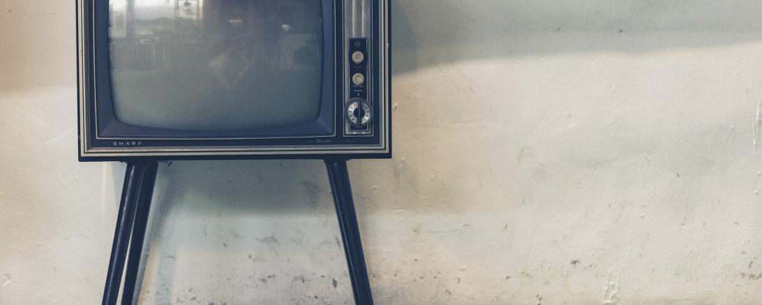 Das Bild zeigt einen alten Fernseher