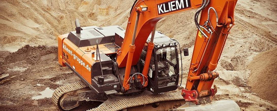 excavators-1174428_640