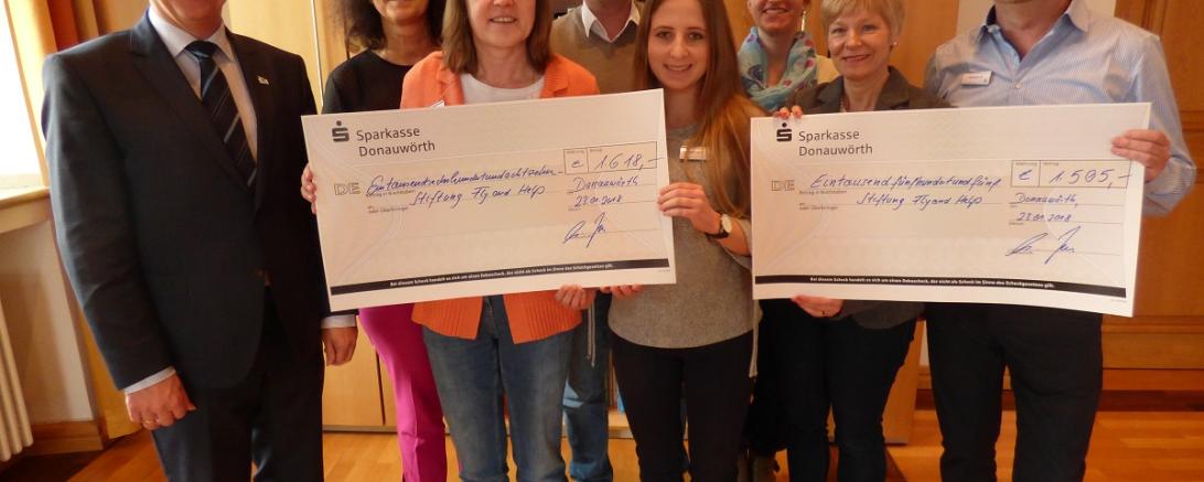 Mitarbeiter spenden für Schule in Afrika (002)