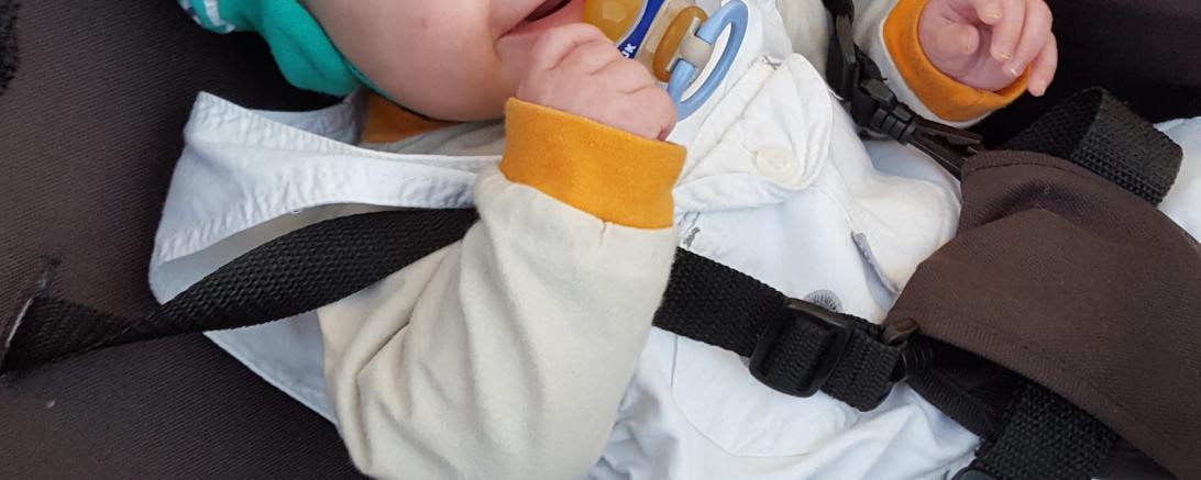 Julian im Kinderwagen