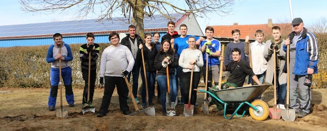 Bild Pressemitteilung HKS Neubau Spielplatz mit MA der Raiba 04.2018