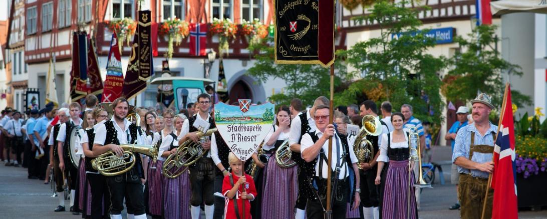 Stadt Oettingen_Jakobi-Kirchweih_Kirchweihauftakt am Marktplatz@Werner Rensing