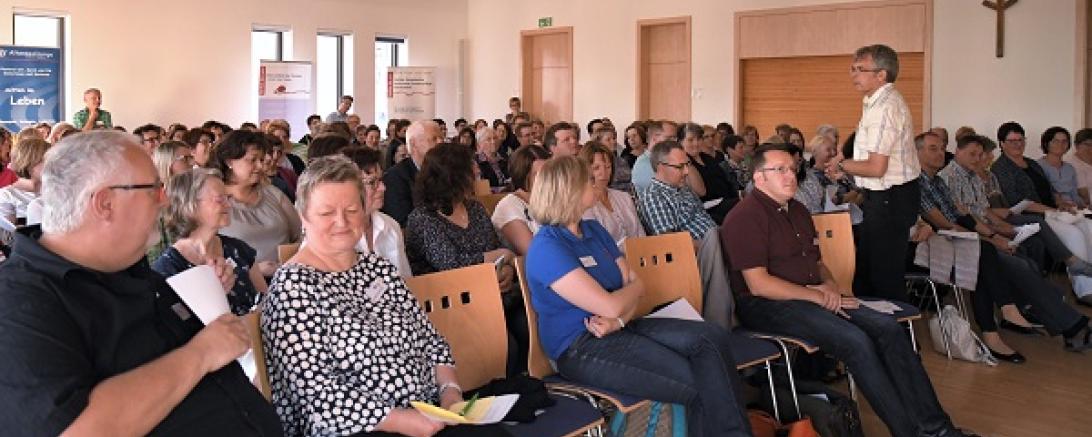 Bild 2 - pgr-abend plenum stehend jürgen zapf