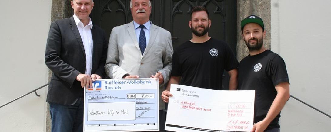 Spendenübergabe Fürst Wallerstein und Fladen Piraten