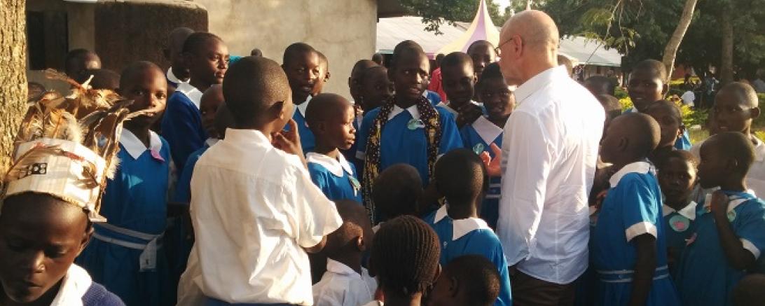 Alois Stimpfle mit SchülerInnen der Uhola Primary School