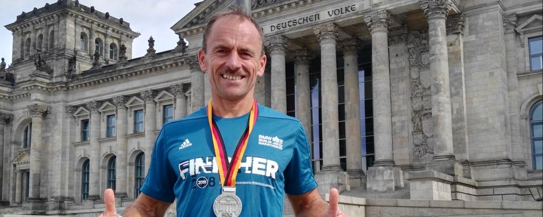 Auf diesem Bild sieht man Karlheinz Kurtz mit einer Medaille beim Berlin Marathon.