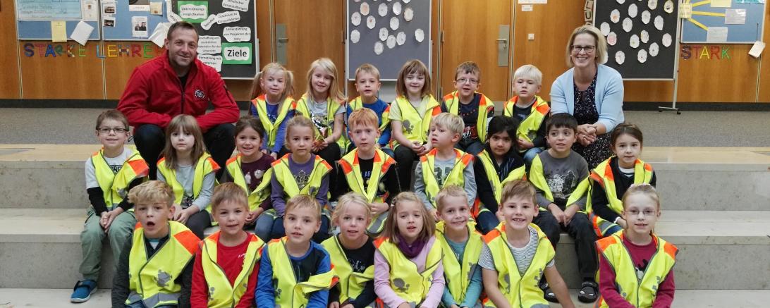Schulanfänger mit Warnwesten