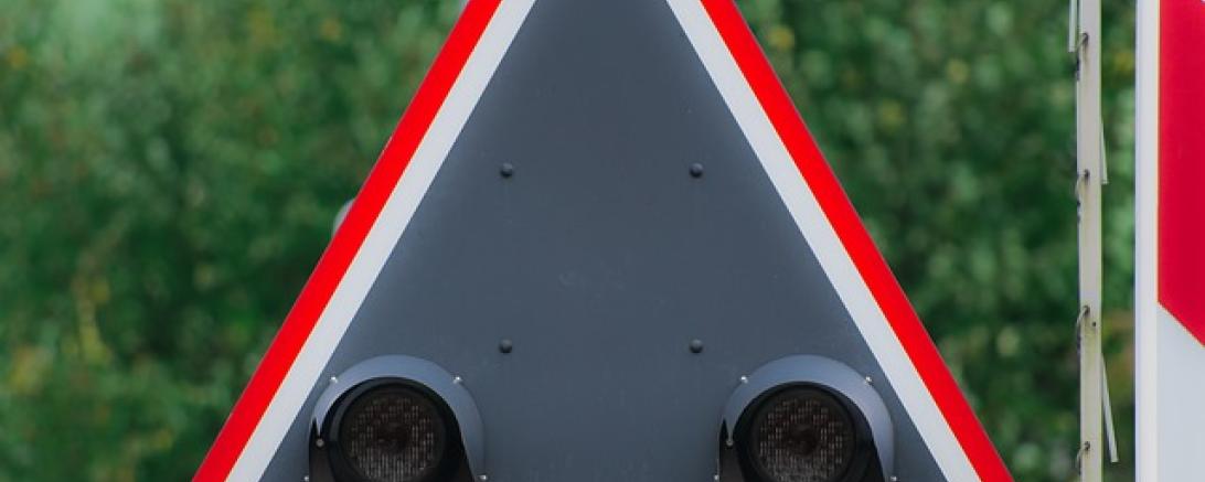 level-crossing-3710932_640
