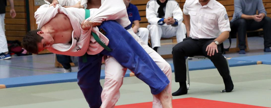 Alexander Lachner beim Versuch eines Hüftwurfes gegen Lindau-Memmingen